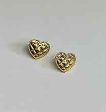 Load image into Gallery viewer, Heart earring
